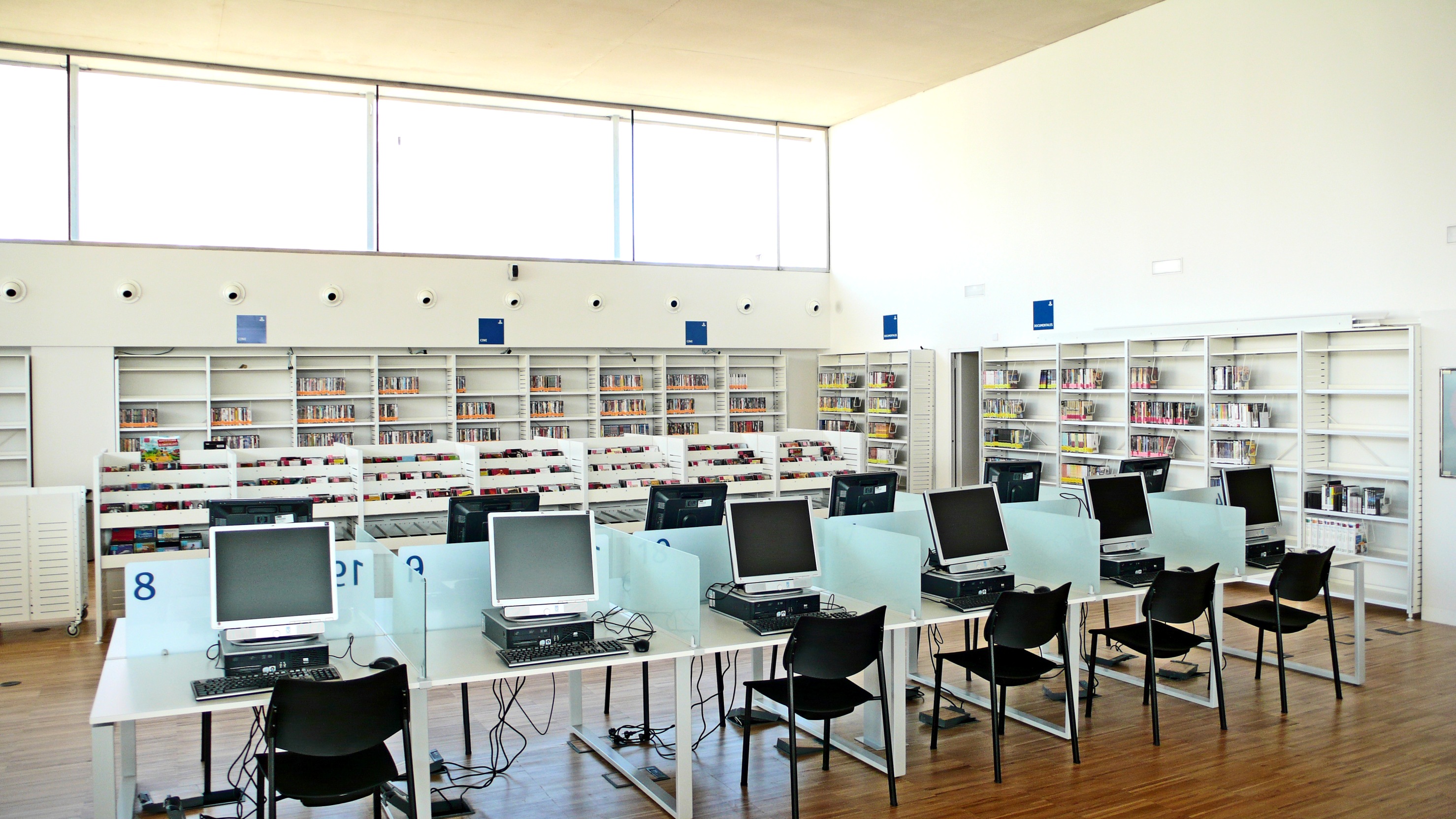 Sala con ordenadores en la Biblioteca Pública Municipal Ángel González (imagen de archivo)